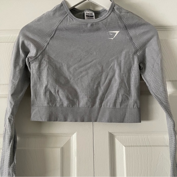 GymShark VITAL SEAMLESS 2.0 CROP TOP in Dolphin Gray - Picture 3 of 10